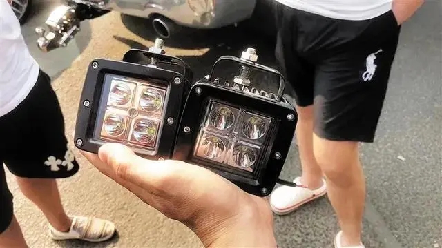 公羊皮卡車非法改裝爆閃燈跑高速 公羊皮卡車非法改裝爆閃燈跑高速